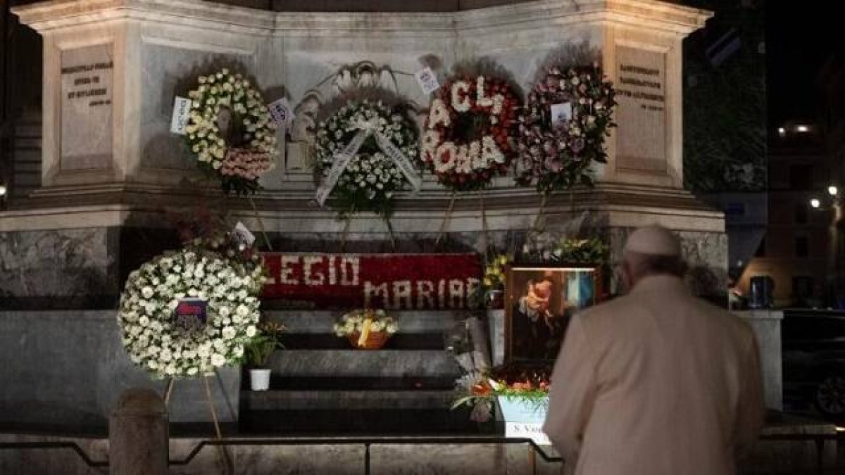 El Papa acudió a la columna de la Inmaculada en la Plaza de España a primerísima hora, aún de noche
