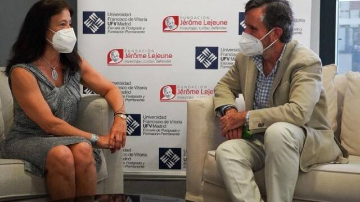 Mónica López Barahona, directora de la Cátedra y Máster de Bioética de la Fundación Jerome Lejeune en la Universidad Francisco de Vitoria y Daniel Sada, Rector de la Universidad.