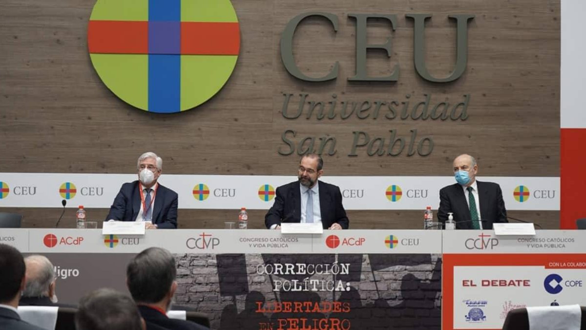 Josep Masip, Alfonso Bullón de Mendoza y Rafael Sánchez Saus, en el Congreso celebrado este fin de semana / CCyVP