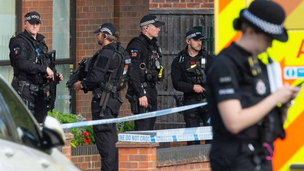 En el caso del diputado David Amess, reconocido católico practicante, los agentes no permitieron entrar a un sacerdote que había en la zona