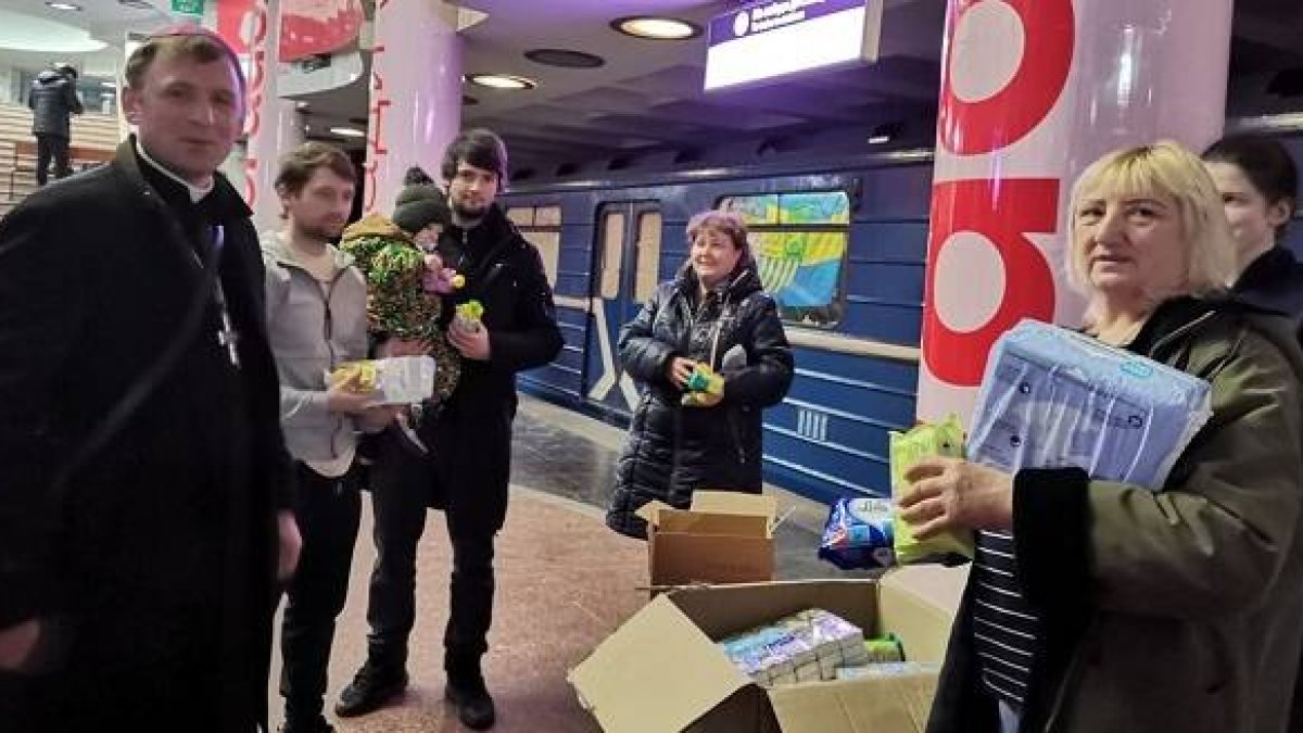 El obispo latino de Járkov, Pavlo Honcharuk, en uno de los sótanos donde reparte ayuda