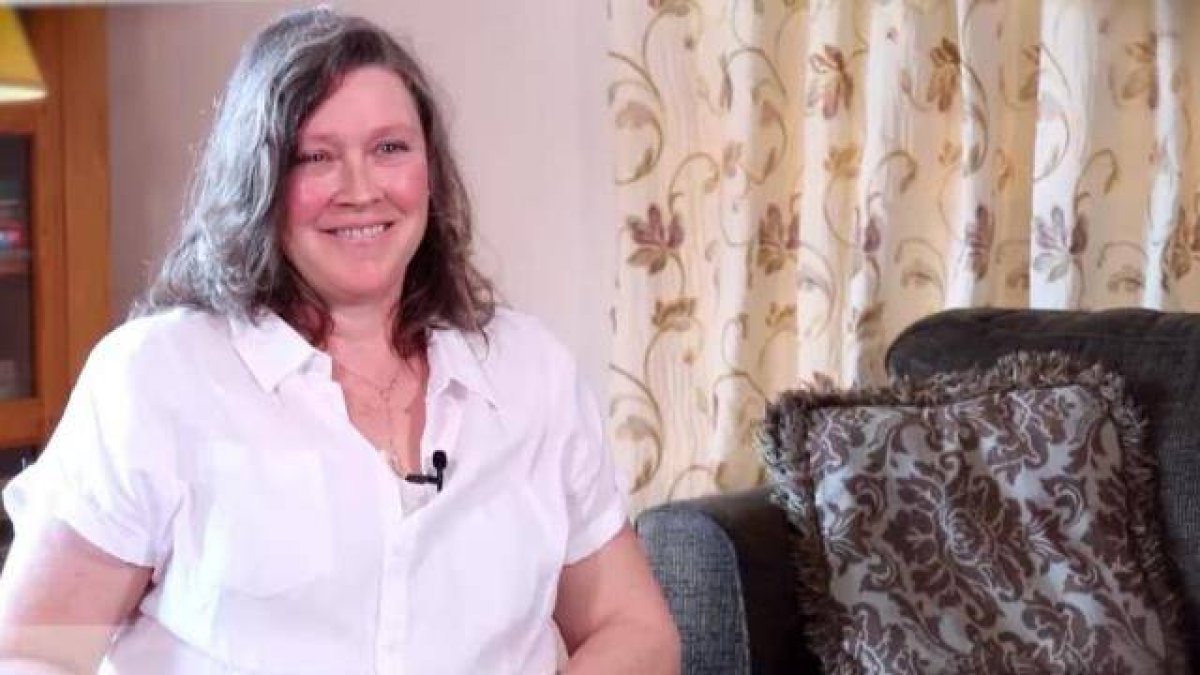 Siobhan Mhic Craith, hija del famoso cantante Liam Clancy, cuenta en Cambio de Agujas su conversión a la fe en Medjugorje.