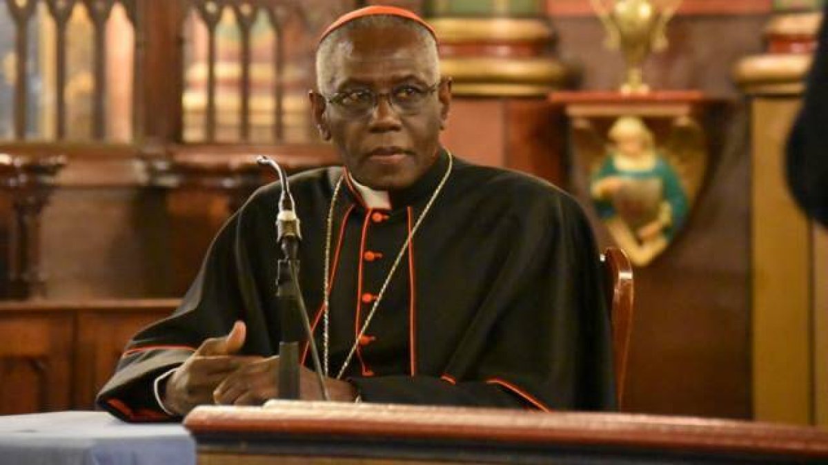 El cardenal Robert Sarah alerta de que la crisis de la Iglesia proviene de los sacerdotes y la formación que reciben.