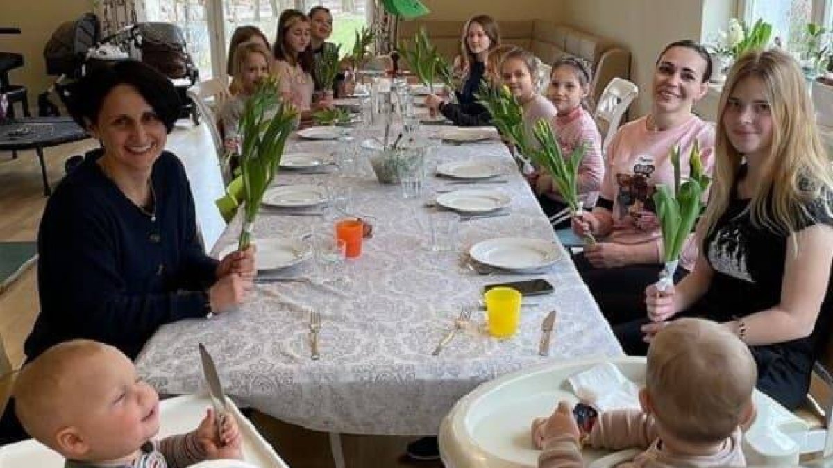 La familia polaca, junto a las dos ucranianas compartiendo mesa / Opus Dei