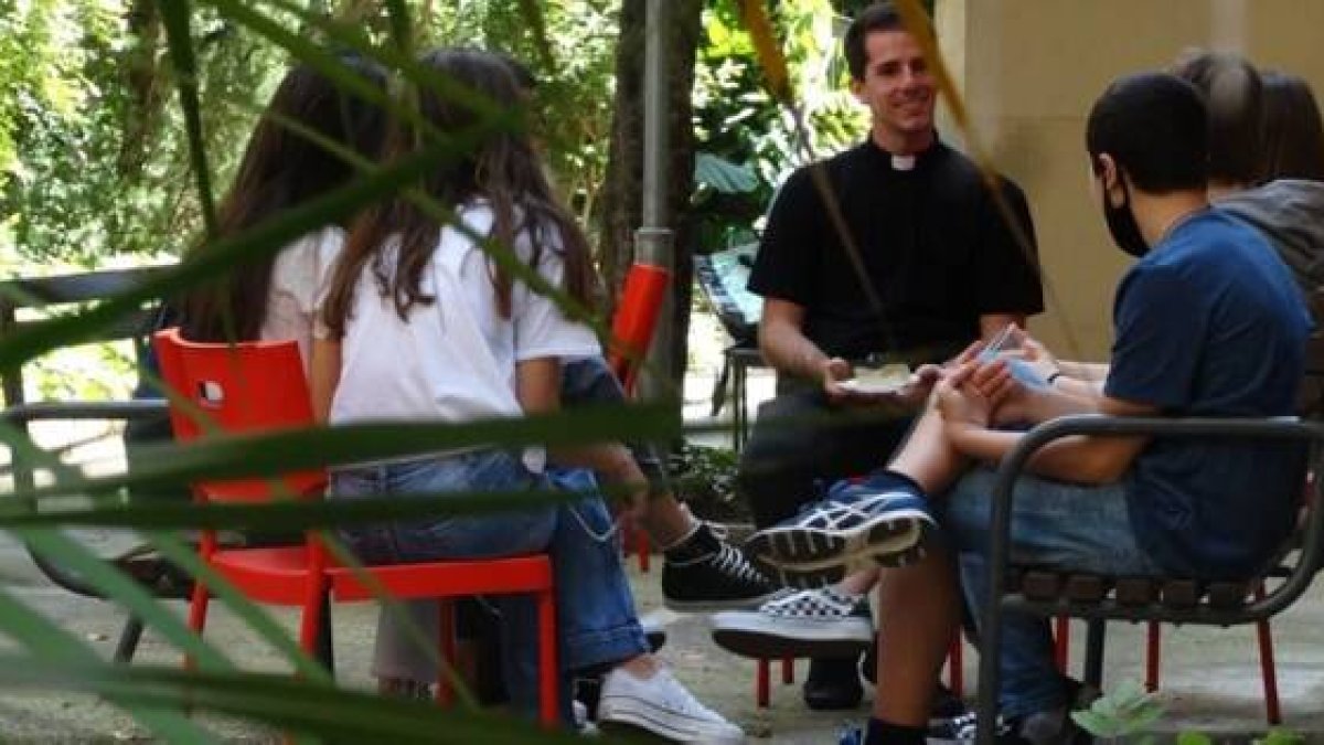 Un sacerdote del barrio de Gracia de Barcelona dedica tiempo y atención a sus catequistas de adolescentes... y ellos harán lo mismo con los adolescentes
