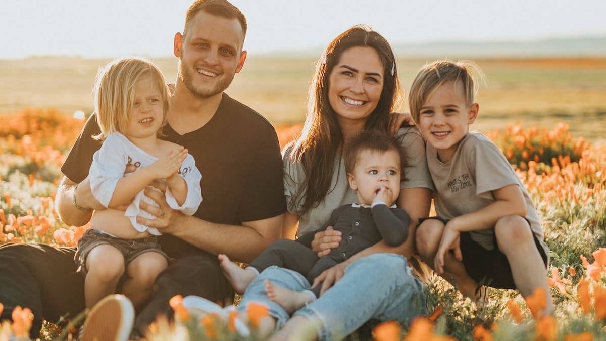 La importancia de la familia para la evangelización justifica todos los esfuerzos pastorales para reforzarla y formarla como transmisora de la fe. Foto: Nathan Dumplao / Unsplash.