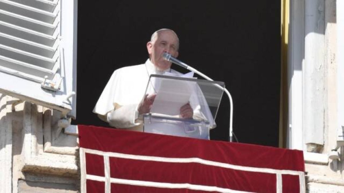 En su comentario del Ángelus, el Papa Francisco destacó el ejemplo de Pedro para confiar en el Señor sin importar