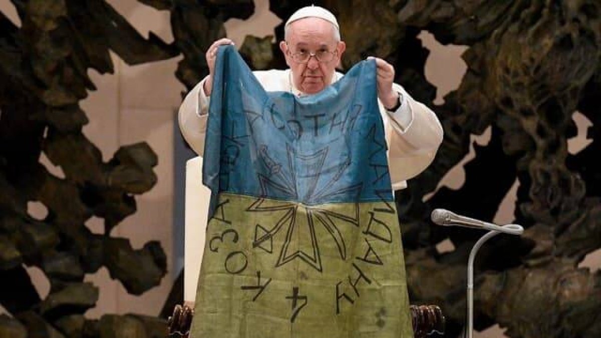 El Papa muestra la bandera ucraniana que le han enviado desde la ciudad de Bucha, en Ucrania / Vatican Media