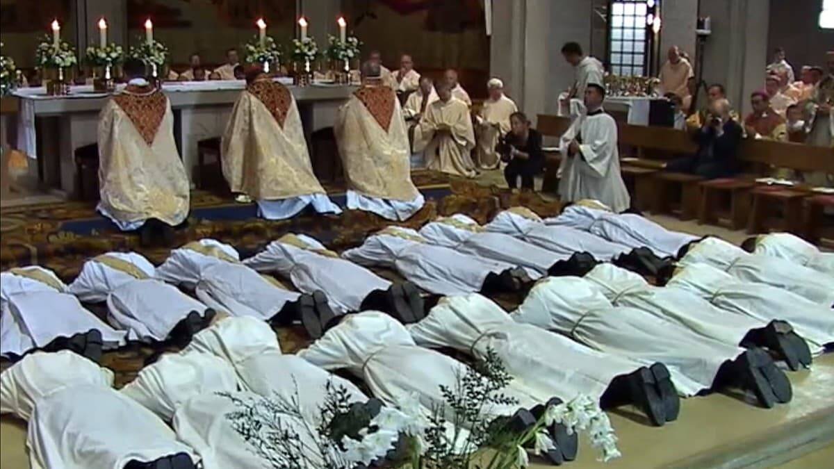 De mantenerse las tendencias actuales, en 2050 en torno a una tercera parte del clero francés pertenecerá a la Comunidad de San Martín. Foto: ordenaciones sacerdotales en la Comunidad de San Martín.