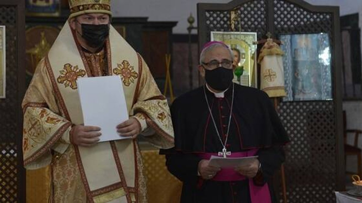 El arzobispo ruso Néstor, y el arzobispo Martínez, de Granada, en enero de 2021, cuando se prestó por 30 años una iglesia granadina a la comunidad ortodoxa rusa