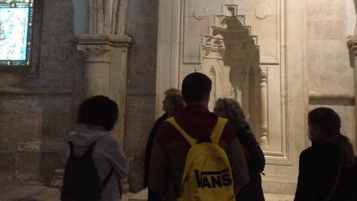 Peregrinos en noviembre de 2021 en Tierra Santa, en la sala del Cenáculo, escenario de Pentecostés, casi vacía - foto P.Ginés, ReL