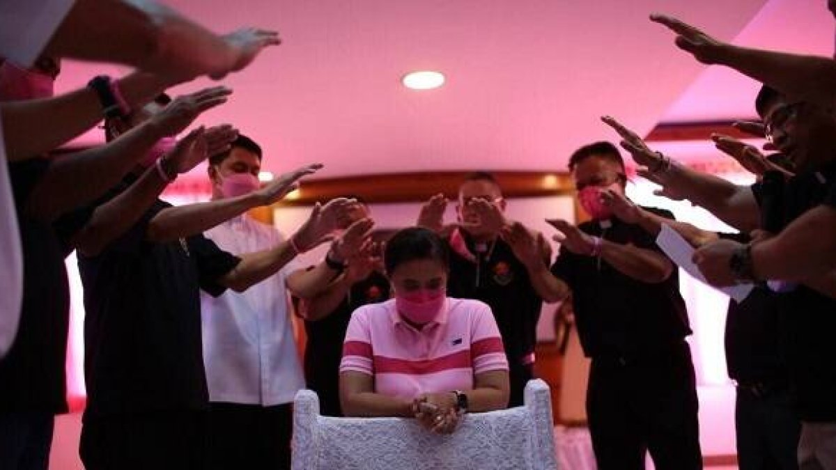 Sacerdotes rezan por la candidata Leni Robredo en la parroquia de San Agustín en Pinamalayan, Oriental Mindoro, el 3 de mayo