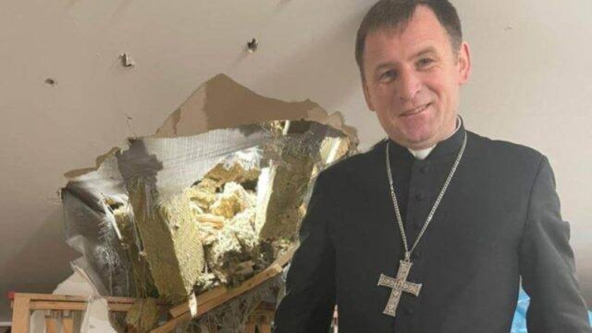 El obispo católico Pavlo Honcharuk, en su residencia bombardeada en Járkov.