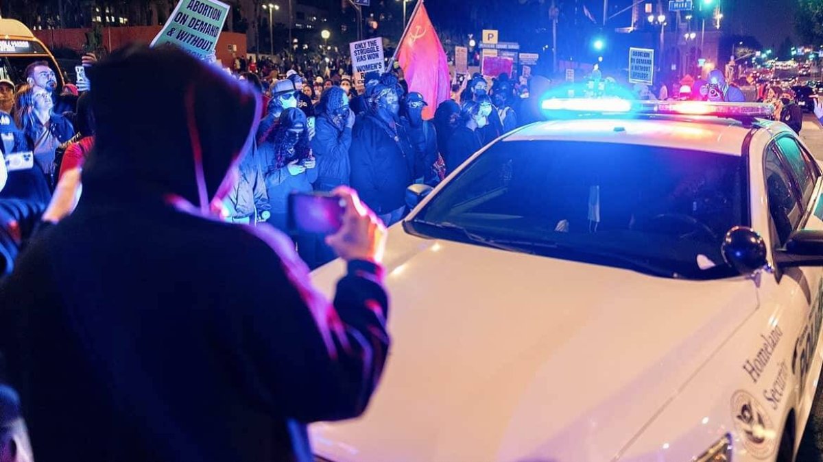 Disturbios en Los Ángeles tras conocerse el borrador del Tribunal Supremo.