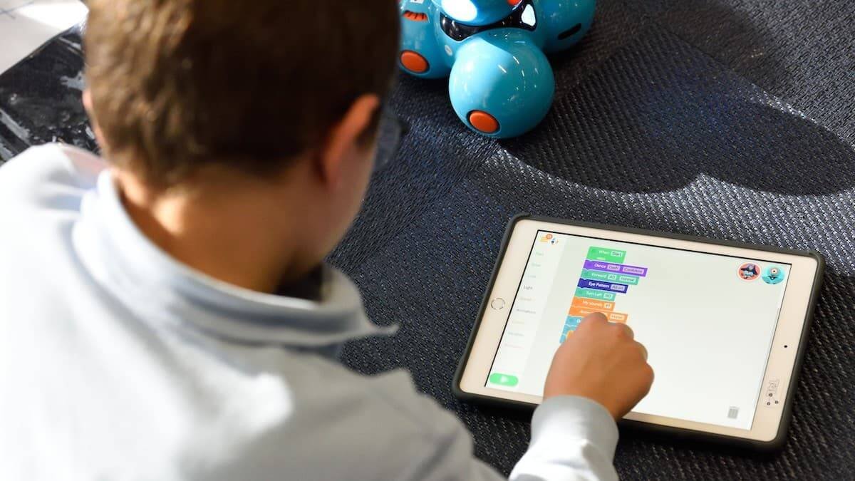 Al principio se pensó que la brecha digital iría hacia un mayor consumo de información en pantalla por los niños de estratos económicos altos. Está siendo justo al revés. Foto: Stem.T4L / Unsplash.