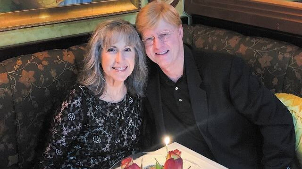 Loren y Stewart en una foto celebrando 43 años de casados... esta Pascua de 2022 se hacen católicos