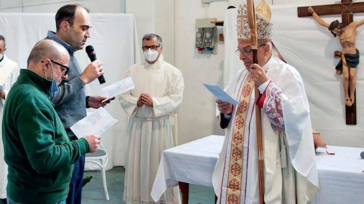 Alessio Alberici pronuncia sus votos ante monseñor Massimo Camisasca, obispo de Reggio Emilia-Guastalla. Foto: Giuseppe M. Codazzi / Tempi.