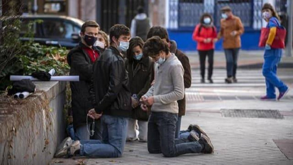Los jóvenes rescatadores se enfrentan desde este fin de semana a penas de cárcel por el mero hecho de rezar