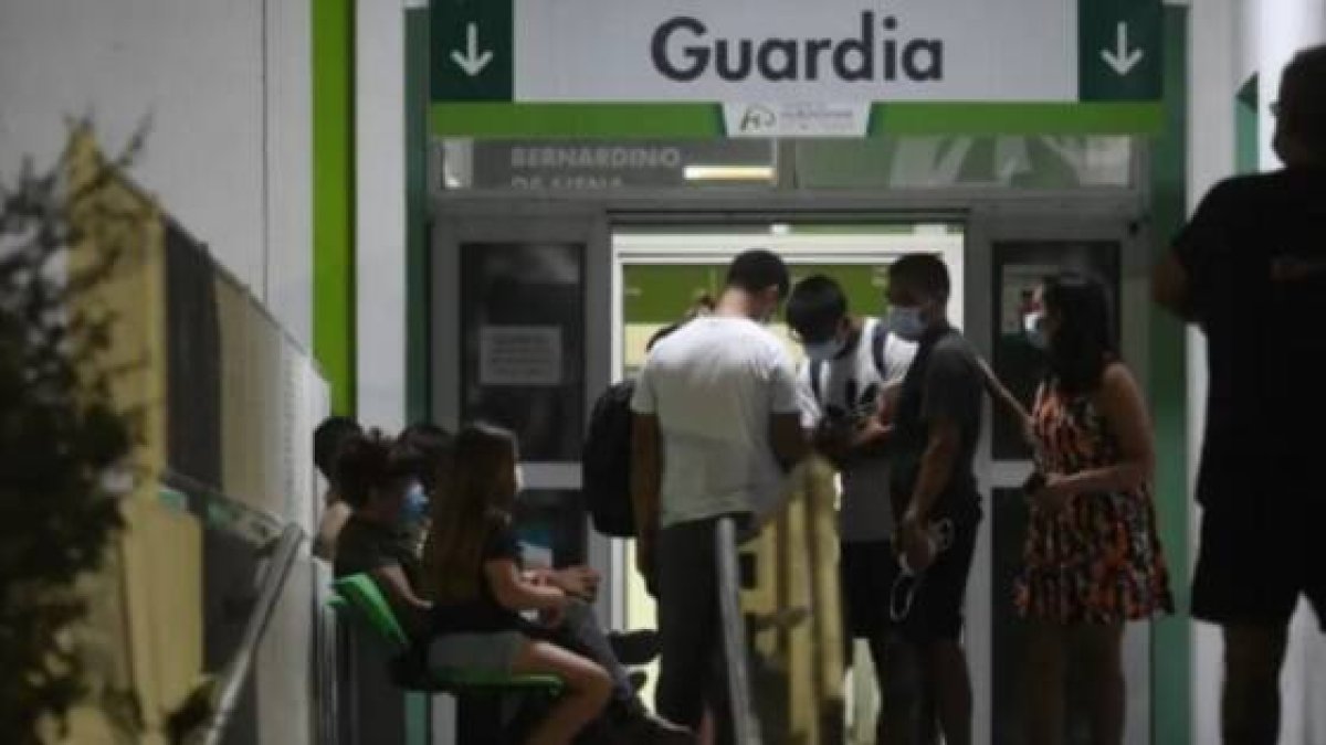 Familiares de los envenenados por cocaína internos en el hospital de Hurlingham, Buenos Aires