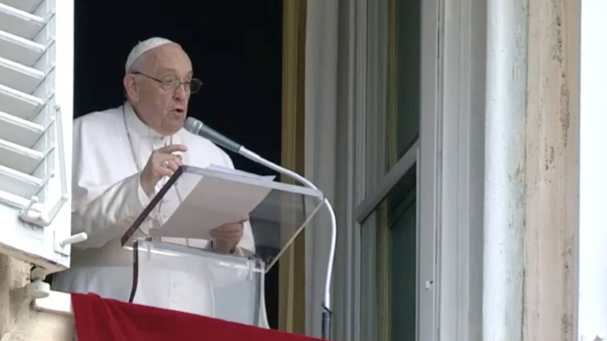 Francisco rezó el Regina Coeli tras la misa de Pentecostés, que no presidió por sus problemas de rodilla (Foto: Vatican News).