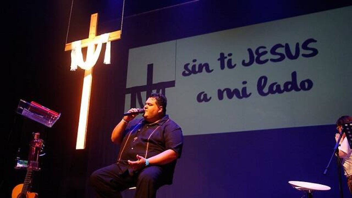 Marcelo Olima viaja, canta, compone, predica... pero quizá lo más fructífero que hace en unir músicos para trabajar juntos con amistad