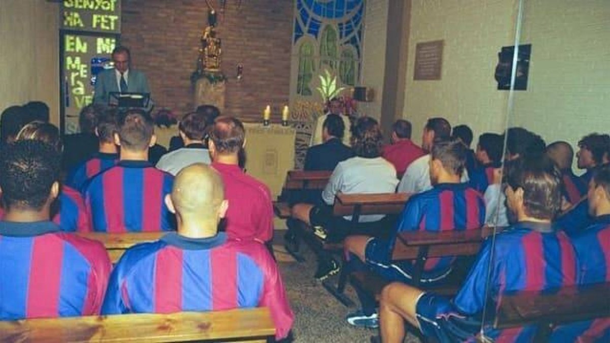 Misa en la capilla con la plantilla del Barça en 2001 para iniciar la temporada. Desde hace años ya no se celebra / Sport