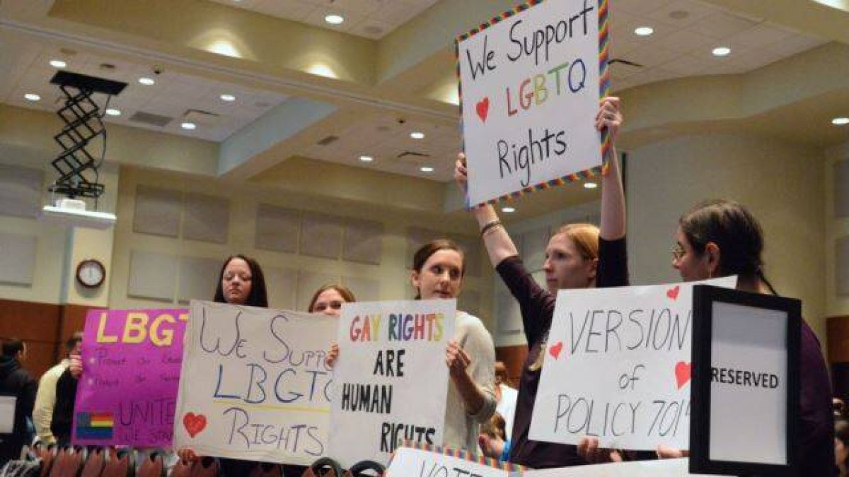 Las políticas de género aplicadas en la escuela comienzan a entrar en colisión con la fe de millones de personas.