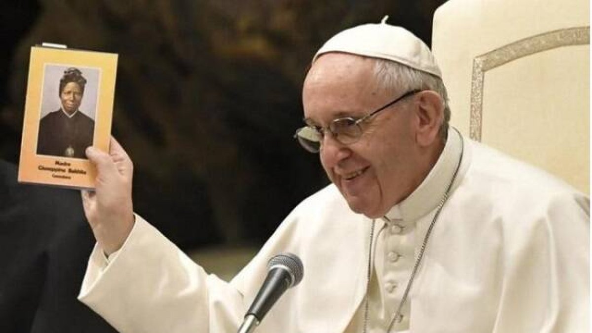 El Papa Francisco en 2018 con una imagen de Santa Josefina Bakhita, que fue esclava en África antes de ser religiosa en Italia