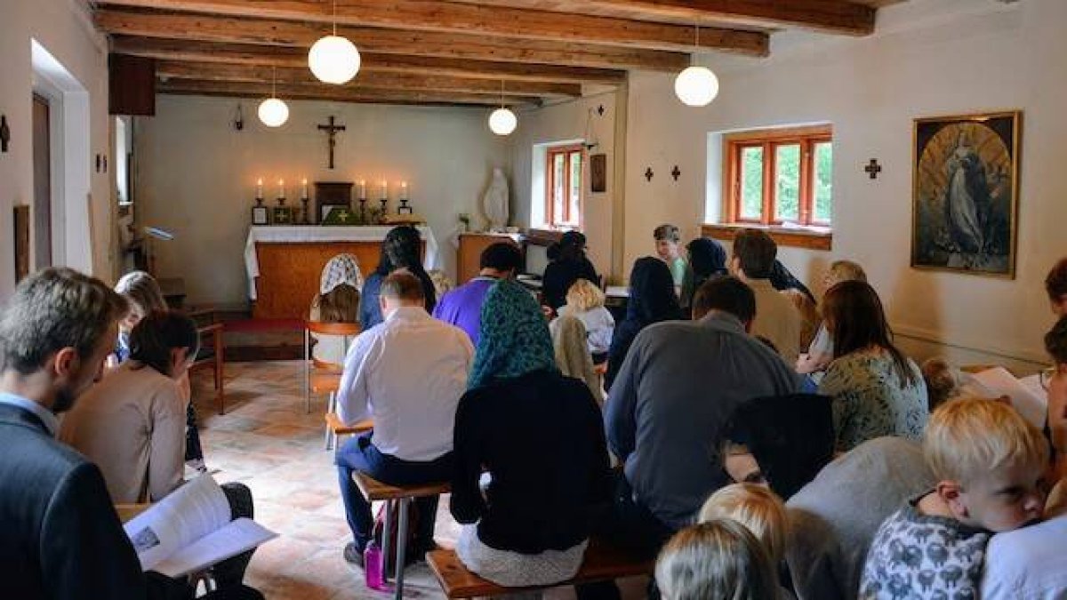 Misa durante un campamento de verano de 2019 en Klitborg, el lugar del retiro al que asistió el narrador de esta experiencia. Foto: Katolikker.dk