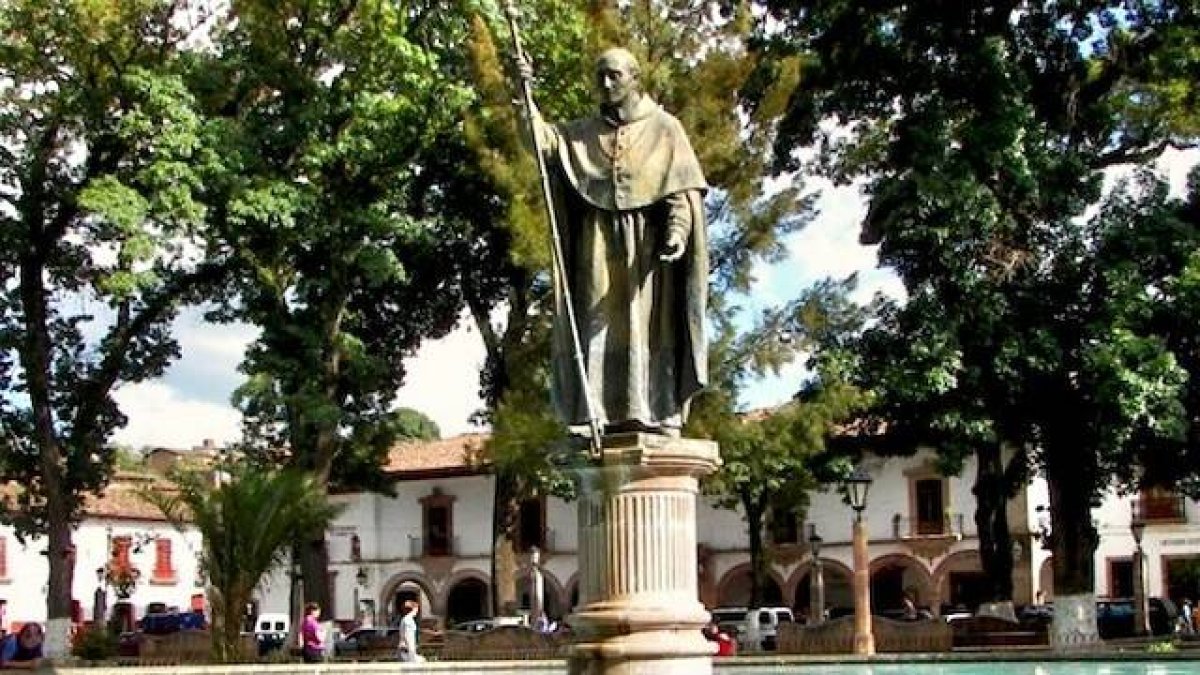 Vasco de Quiroga nació en Madrigal de las Altas Torres (Ávila) en 1470 y murió en México en 1565. Fue el primer obispo de Michoacán. En la imagen, el monumento en su honor que se alza en Pátzcuaro.