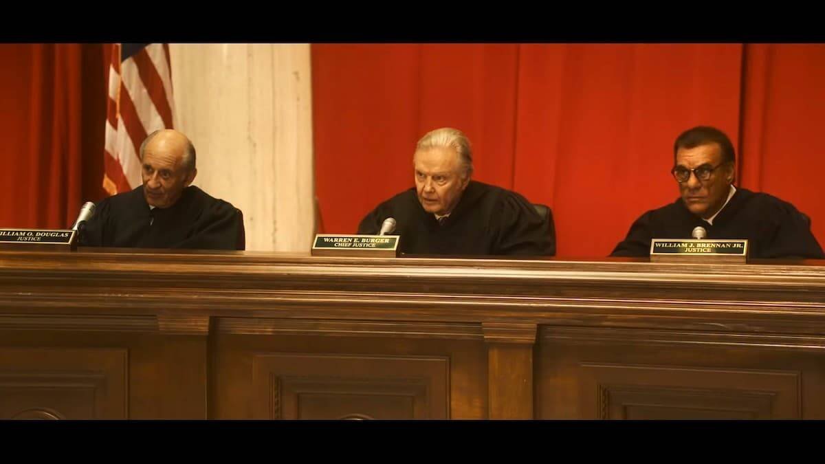 Tres de los jueces de la sentencia Roe vs Wade, en la película del mismo nombre de 2018, dirigida por Cathy Allyn y Nick Loeb. El presidente del tribunal, Warren Burger, es interpretado por Jon Voight, padre de Angelina Jolie, en el centro de la imagen.