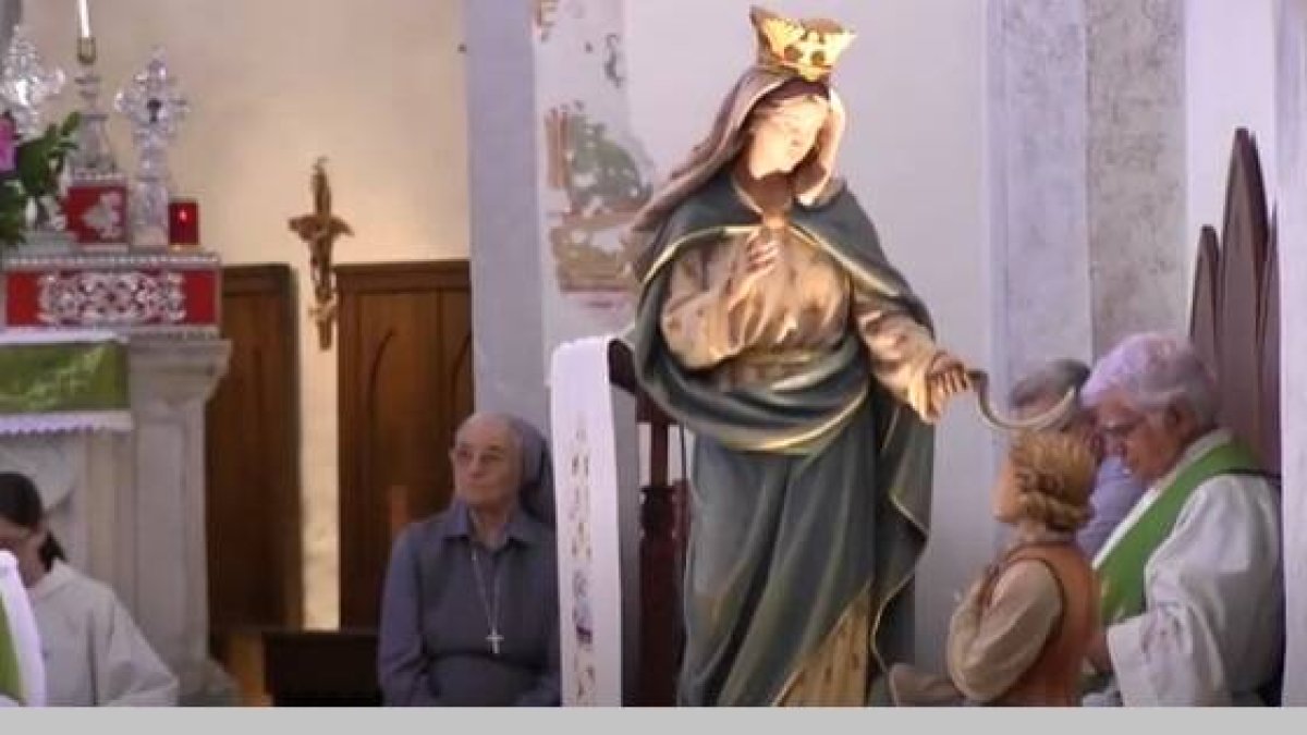 LA imagen de la Virgen con la hoz en la iglesia de Porzus, una aparición en defensa del domingo y contra la blasfemia