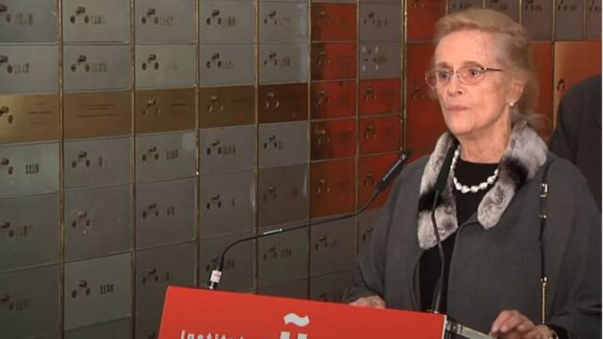 La poetisa Maria Victoria Atencia en la cripta de cajas del tiempo del Instituto Cervantes