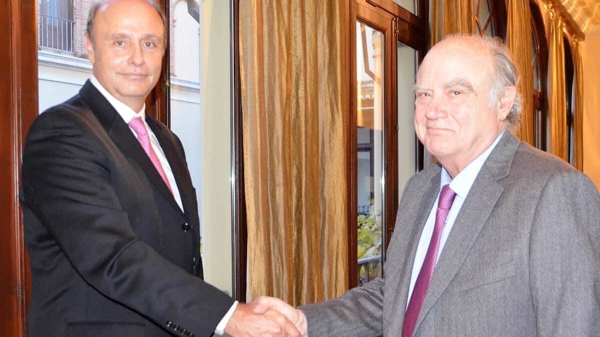 A la izquierda, José Carlos González-Hurtado, presidente de EWTN España; a la derecha José María Millet, presidente de La 8.