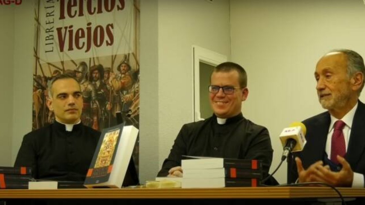 De izquierda a derecha, los sacerdotes Jesús Sánchez y Federico Highton y el historiador Alberto Bárcena, durante la presentación de