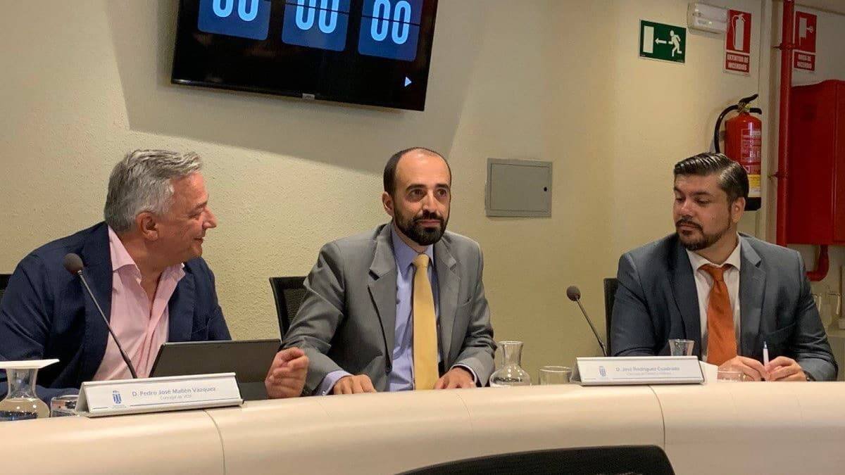 José Rodríguez (concejal de Infancia y Familia), en el centro de la imagen, junto a los ediles de Majadahonda Pablo Pérez (derecha) y Pedro José Mallén (izquierda)
