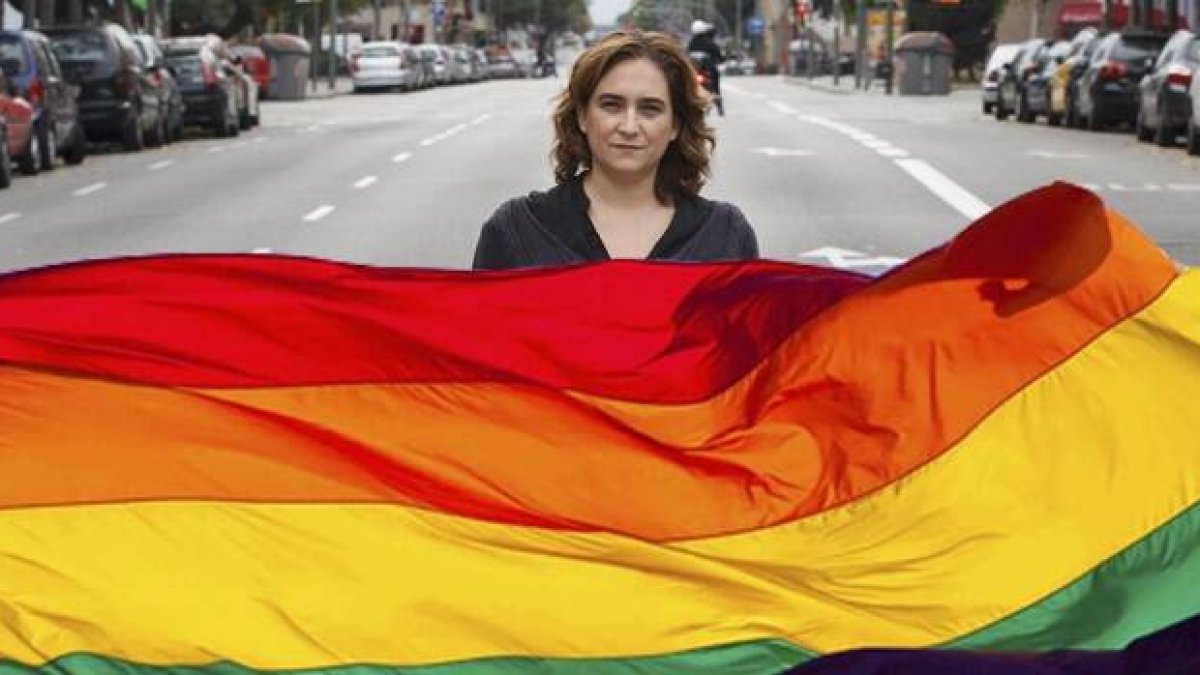 Ada Colau, gobernando Barcelona desde 2015... mucha bandera arcoíris pero poca atención a la pobreza y exclusión, que se ha disparado