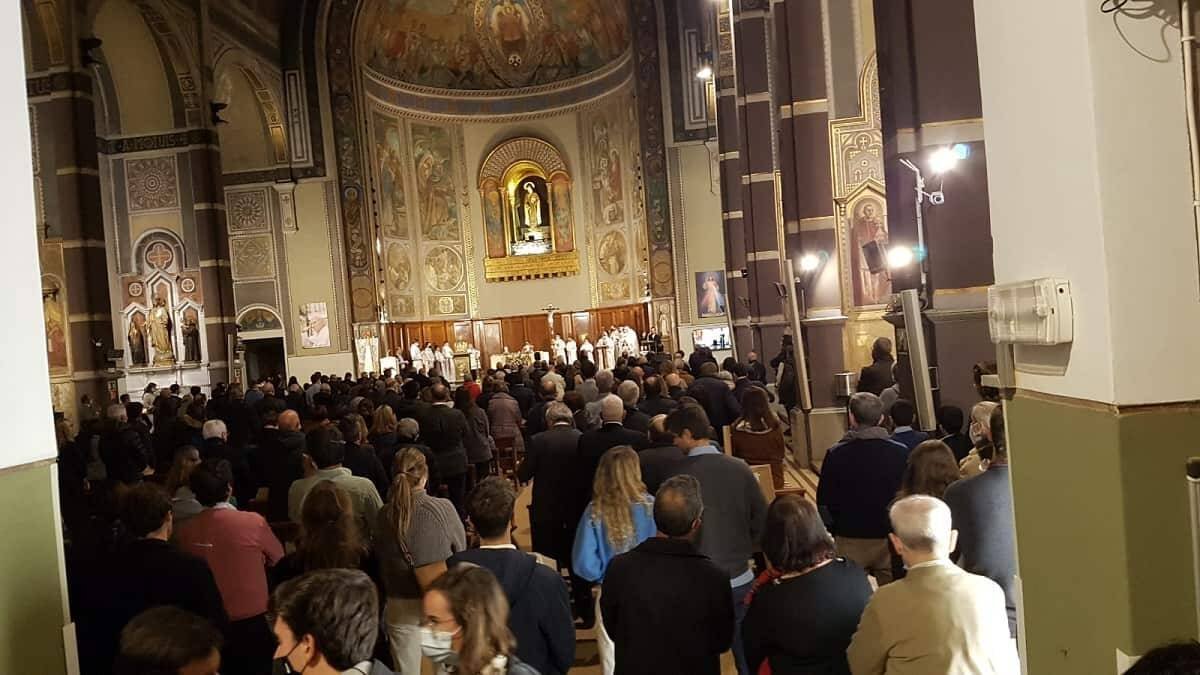 El templo de Santa Teresita estuvo repleto durante la Vigilia de Cristo Rey que organizó la Adoración Nocturna