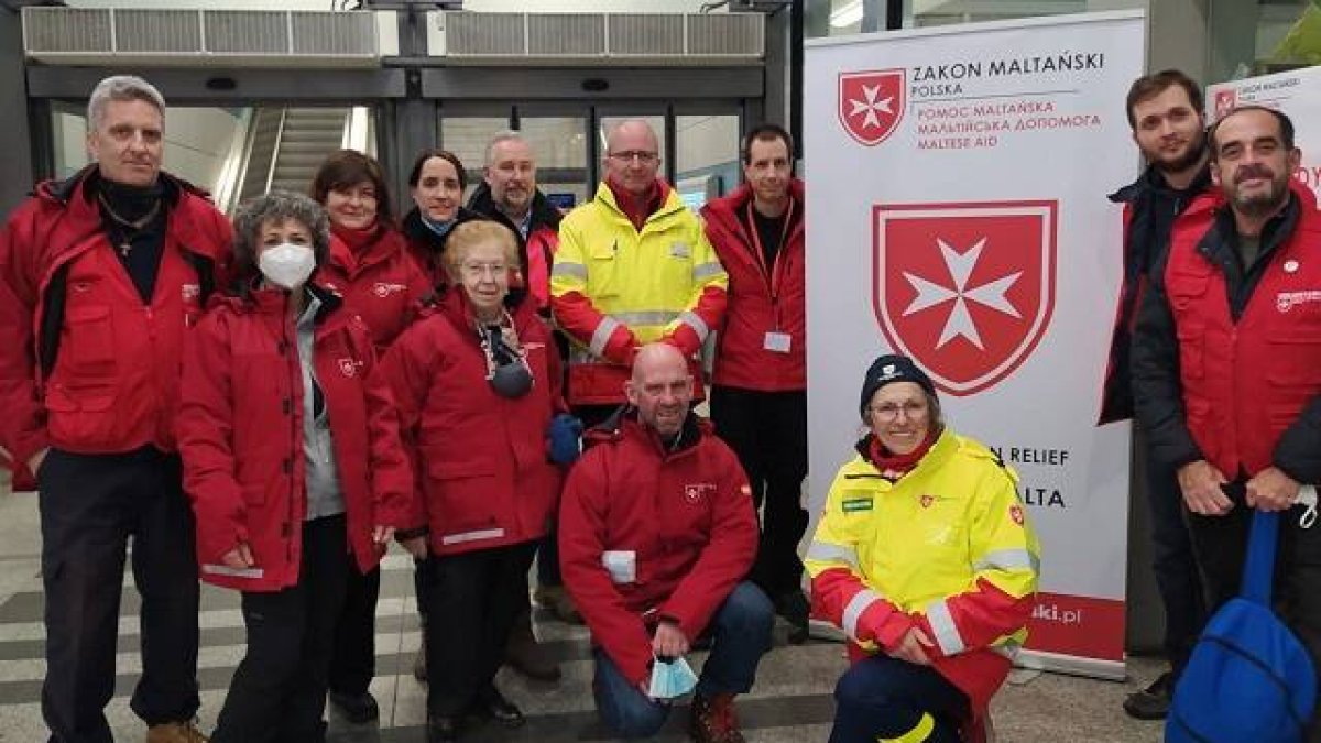 Sanitarios españoles, voluntarios de la Orden de Malta, al llegar a Polonia el 1 de abril... desde allí redistribuyen medicinas
