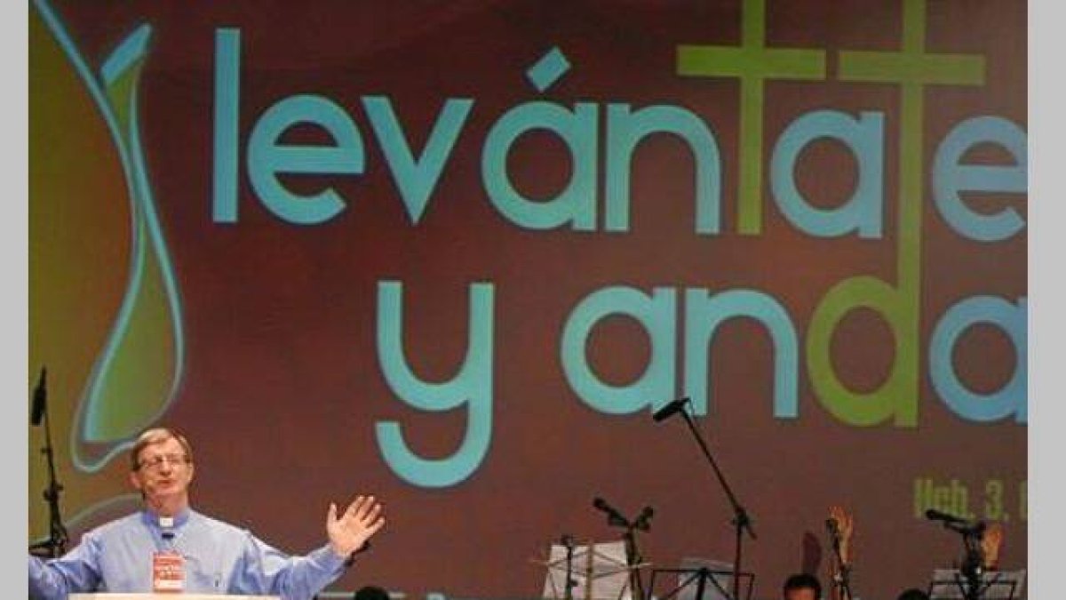 El padre Jaime Kelly en Madrid en 2011, en el encuentro en que se curaron Sara Quiroz y el pequeño Alejandro