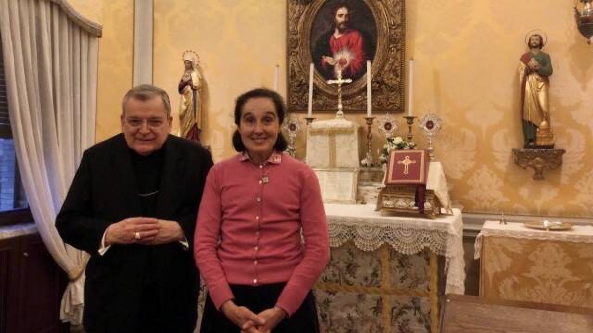 El cardenal Raymond Burke, junto con Gianna Emanuela -la hija de santa Gianna Beretta Molla-, promotores del santuario de peregrinación que se edificará próximamente en honor a la familia italiana.