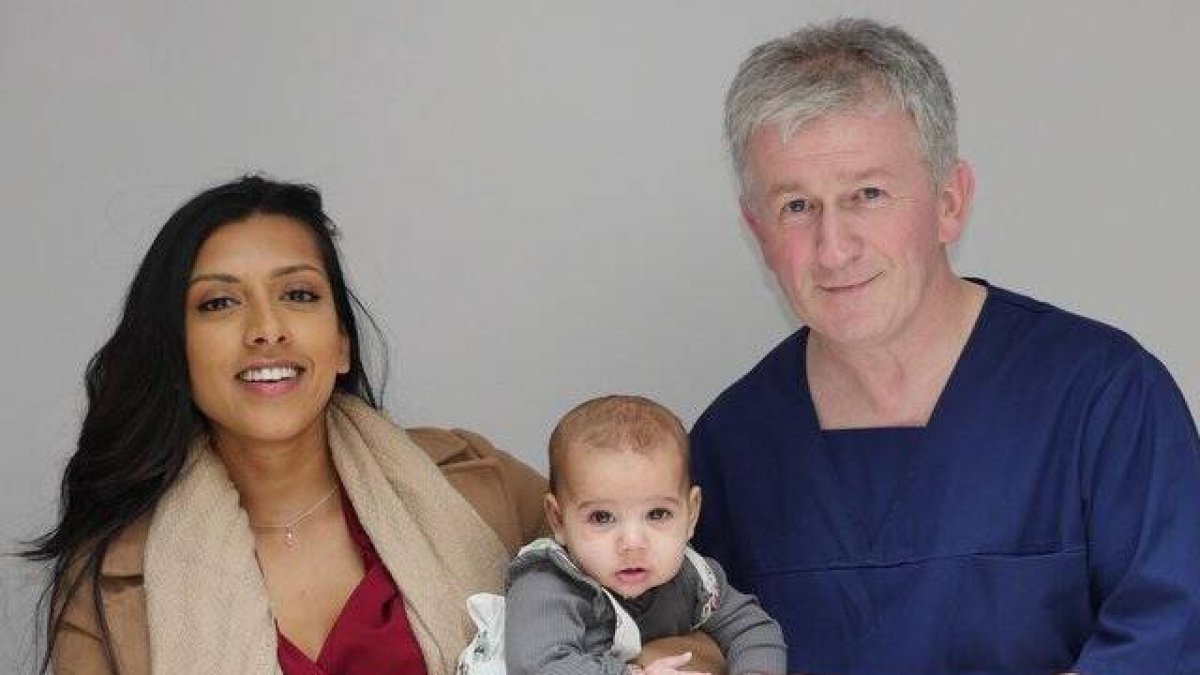 El doctor Kearney con Amrita Kaur y su hijo, cuya vida salvó al revertir su aborto, arrepentida... ahora puede volver a salvar vidas