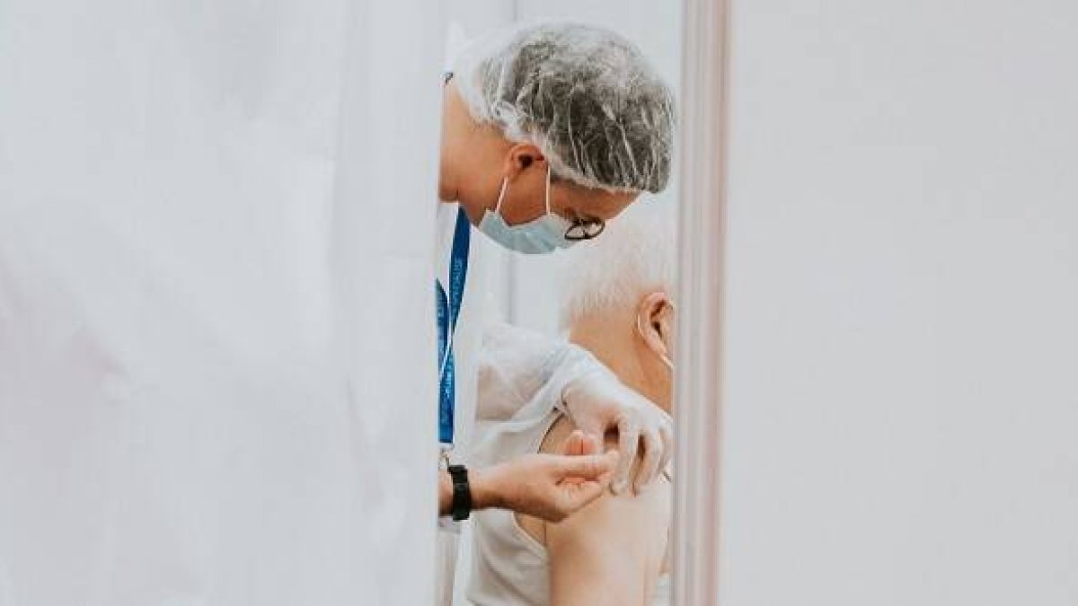 Sanitario con un anciano pero... ¿le está cuidando o le está matando? Con la eutanasia, ¿quién sabe?