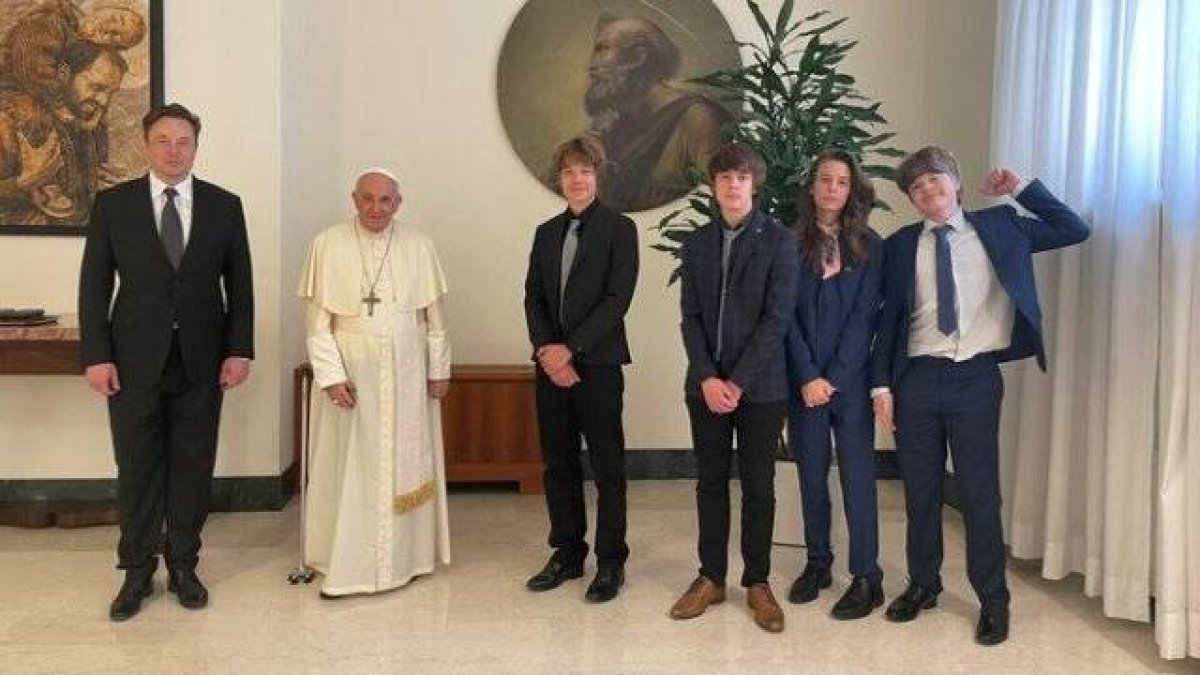 Elon Musk, el hombre más rico del mundo, ha sido recibido este 1 de julio junto a sus hijos por el Papa Francisco: afirmó sentirse honrado.