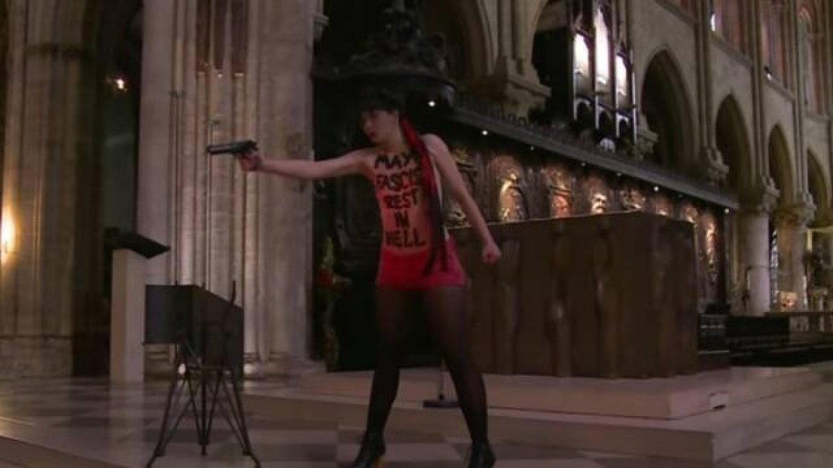Las decenas de ataques a iglesias en menos de un mes demuestran que los partidarios del aborto odian de forma directa a la Iglesia. (En la imagen, una activista de FEMEN reclamando el aborto en Notre Dame de Paris).