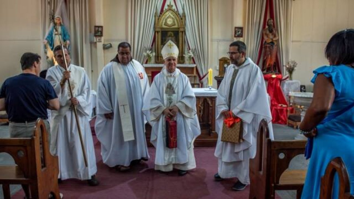 Álvaro Chordi (derecha), nuevo obispo auxiliar de Santiago de Chile, tras ser nombrado párroco de San Saturnino, en la misma diócesis.
