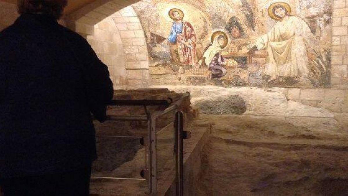 Bajo la iglesia de San José en Nazaret, hay este horno-cocina en la roca, donde quizá cocinaba María... la casa de Nazaret
