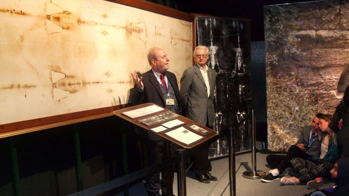 David Rolfe (a la derecha de la foto), junto al experto Bruno Barberis durante un encuentro sobre la Sábana Santa en Inglaterra en 2017. Foto: STERA Inc.