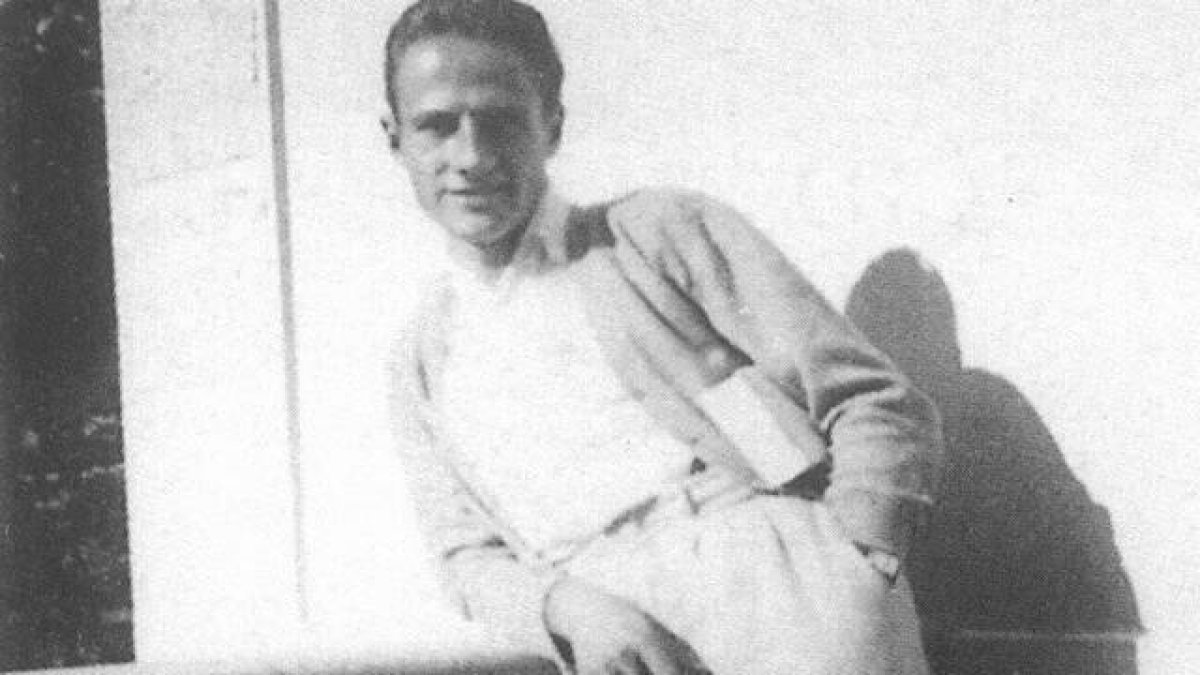 Guido Morselli nació en 1912 y se suicidó en 1973 sin haber visto publicadas ninguna de sus novelas, que vieron la luz póstumamente y le configuraron «post mortem» como un gran fenómeno literario italiano.