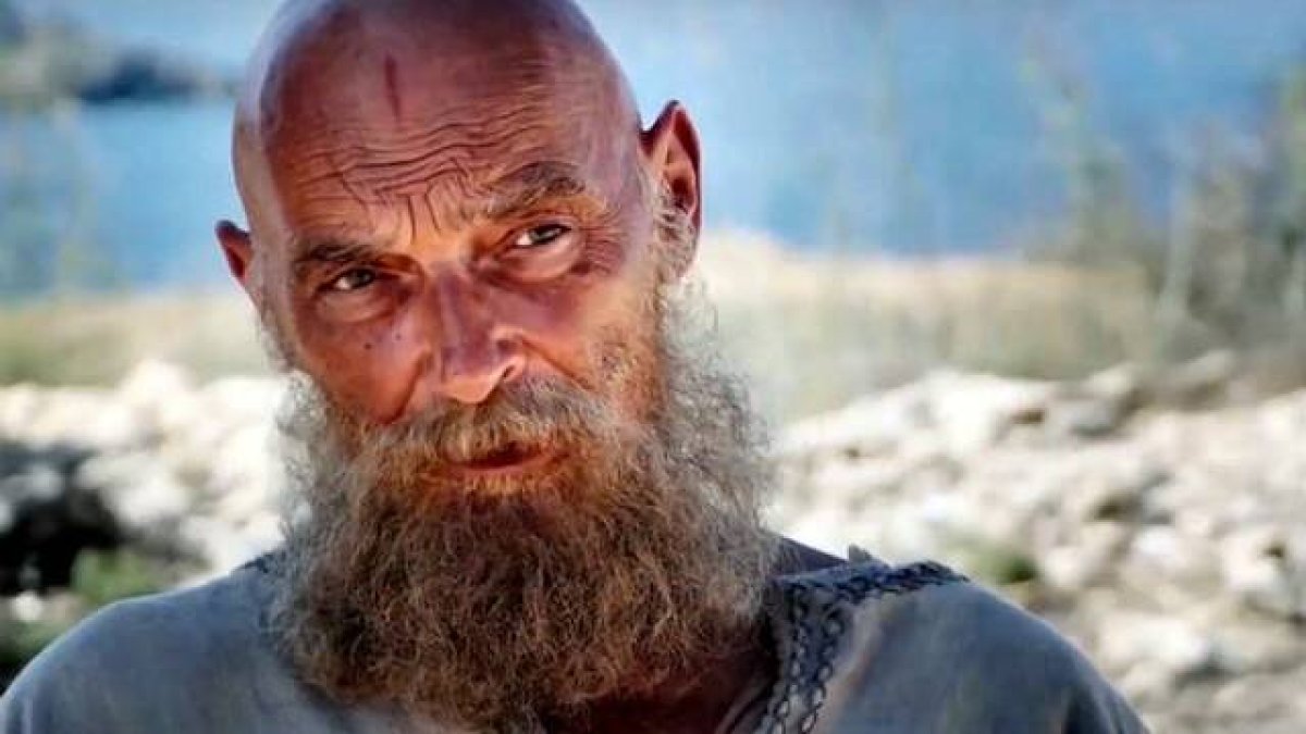 San Pablo, al tiempo que reitera que las obras solas no salvan sin la fe, dicta preceptos concretos para las comunidades a las que escribe. En la imagen, James Faulkner como San Pablo en «Pablo, apóstol de Cristo» (2018) de Andrew Hyatt.